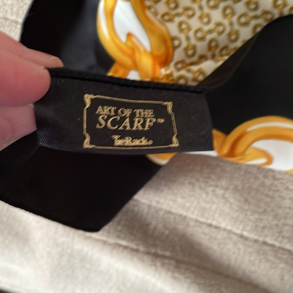 Beautiful Set of 3 Polyester Scarfs and 1 Silk Scarf. - Picture 8 of 16